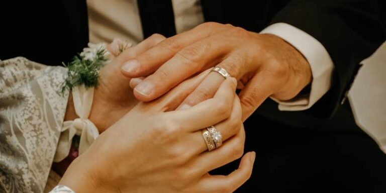 ¿Por qué los anillos de boda se usan en el dedo anular?