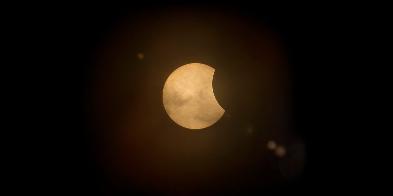¿Qué es un eclipse lunar y cómo se forma?